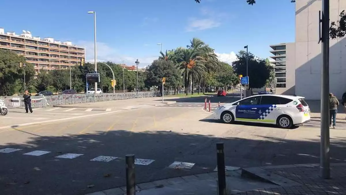 La policia opta per tallar la Diagonal de Barcelona