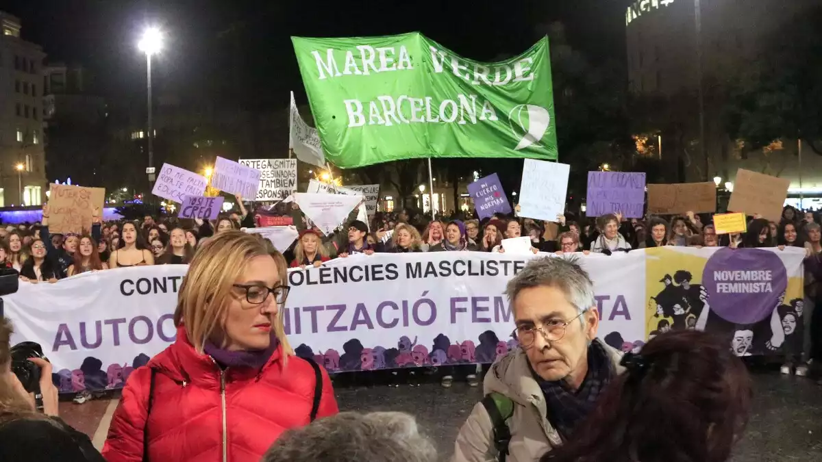 Capçalera de la manifestació contra les violències masclistes a Barcelona arribant a plaça de Catalunya
