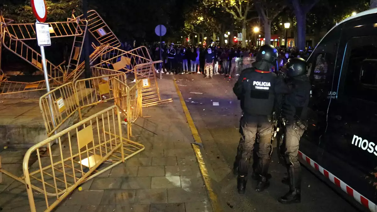 Mossos antiavalots davant de manifestants a l'alçada de la subdelegació del govern espanyol a Lleida, el 15 d'octubre de 2019