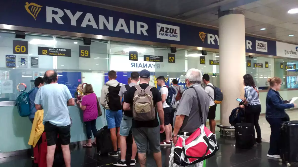 Ryanair mostrador amb cua
