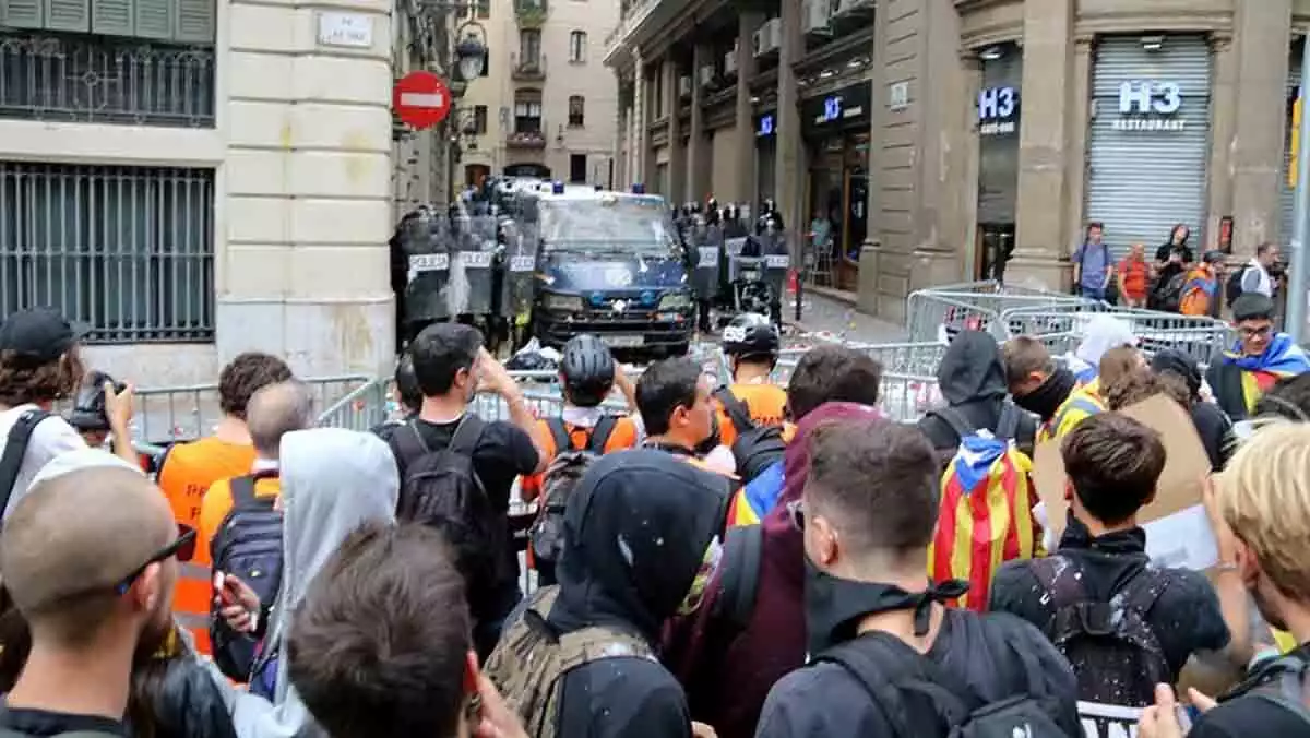 Manifestants i Policia Nacional a Via Laietana