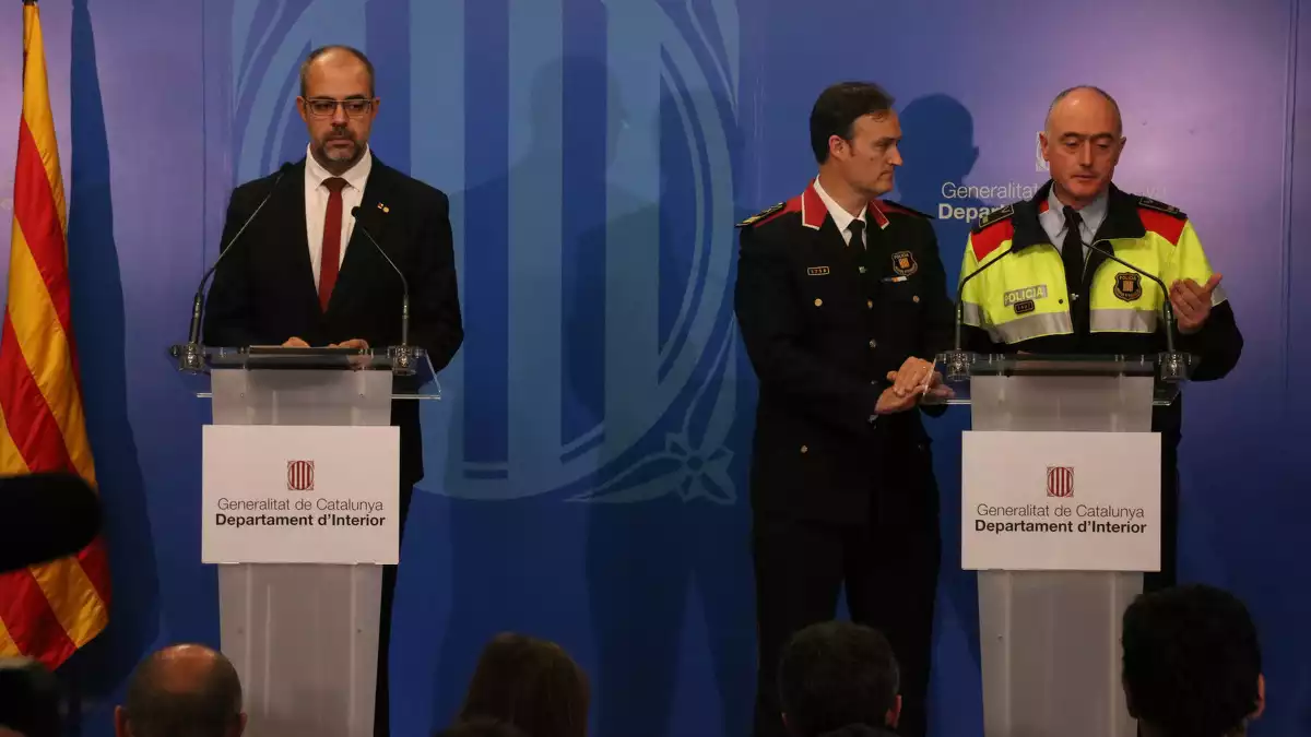 Miquel Buch, Eduard Sallent i Carles Anfruns en una roda de premsa al Departament d'Interior el 13 de desembre de 2019