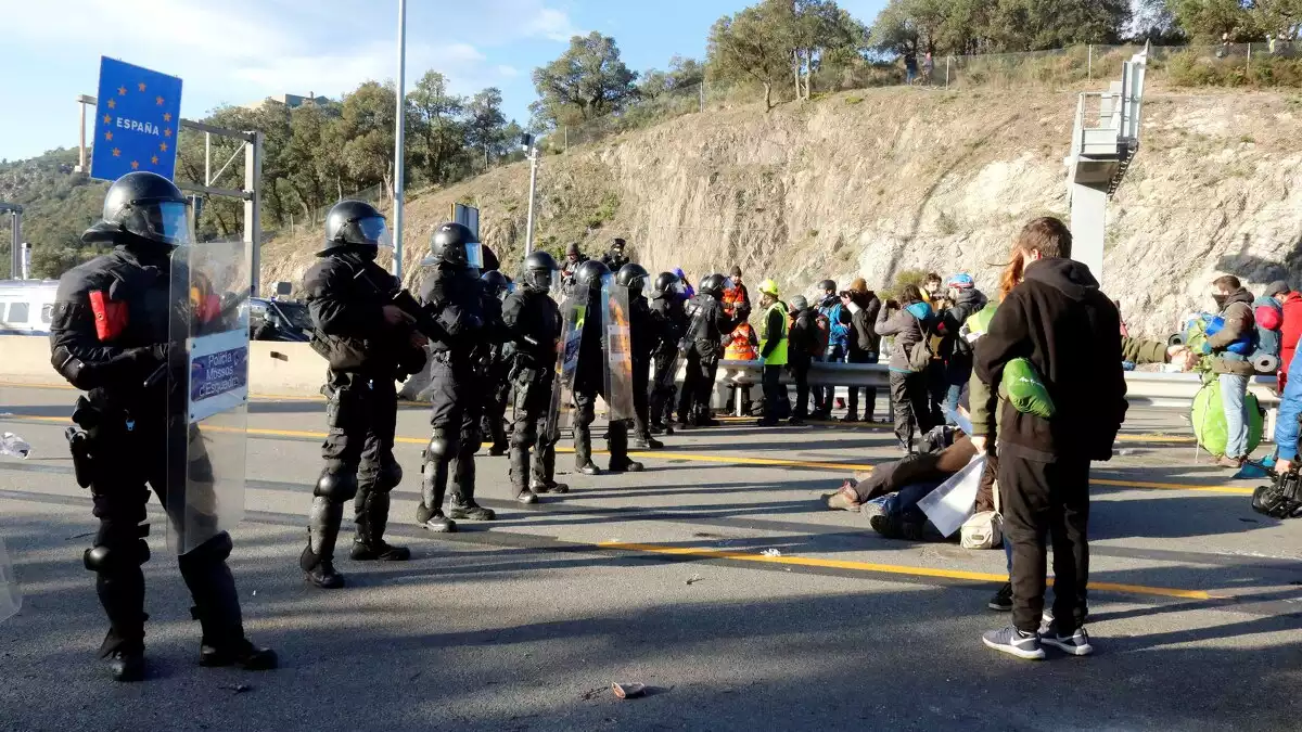 Cordó policial dels Mossos d'Esquadra i els manifestants del tall a l'AP-7 el 12 de novembre de 2019