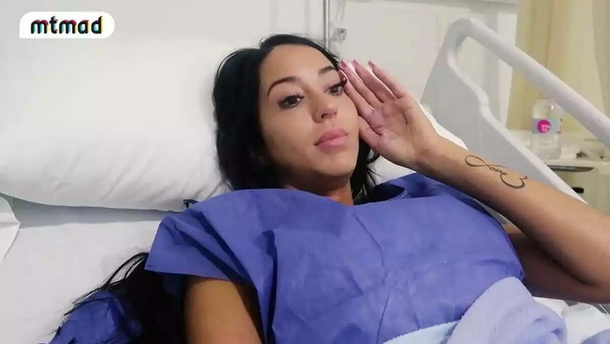 Aurah Ruiz, des del llit de l'hospital relatant la seva intervenció mamària