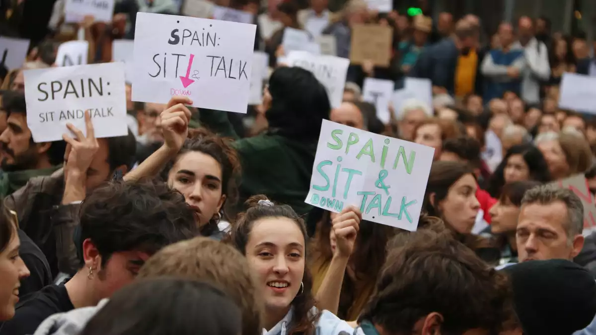 Diversos manifestants a la concentració davant la Delegació del govern espanyol el 21 d'octubre de 2019