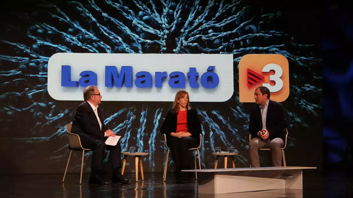 El presentador Josep Cuni, l'Eva Ballvé i un dels testimonis de la Marató