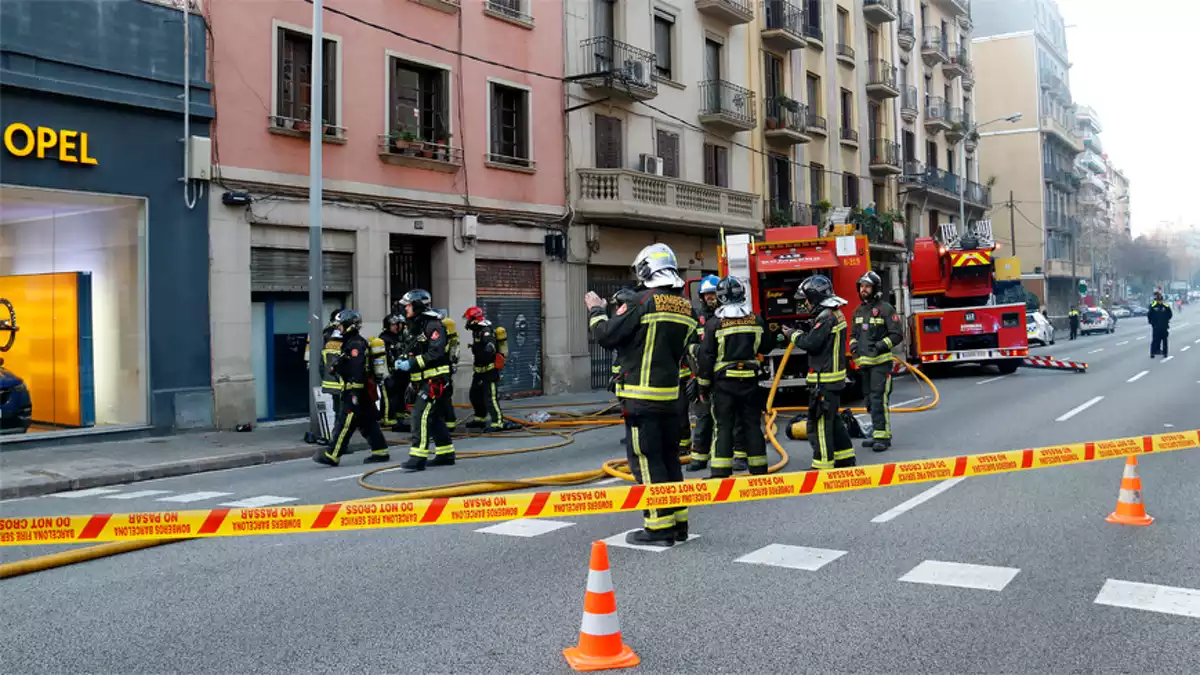 Precinte al carrer Aragó, a la zona on treballen els Bombers arran de l'incendi en un edifici del carrer Enamorats el 19/12/2019