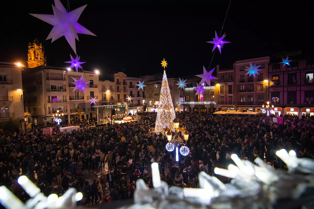 Imatge de la plaça del Mercadal de Reus engalanada per Nadal.