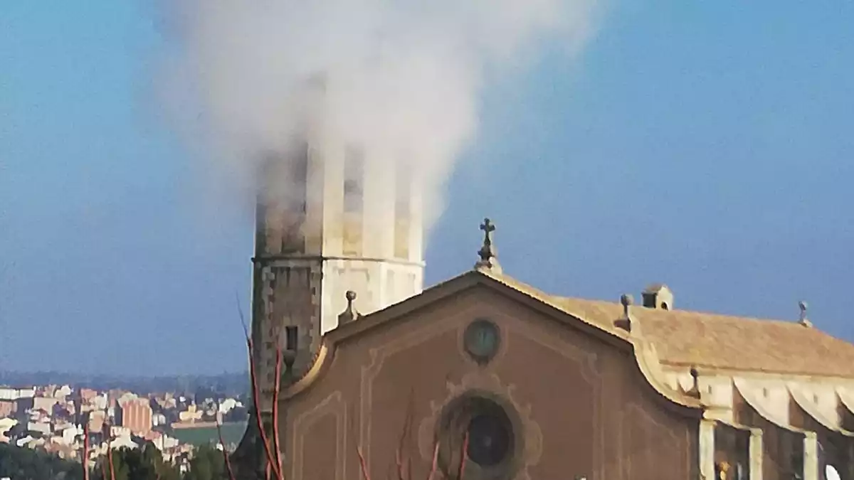 Imatge del campanar de Centelles després de l'explosió de pólvora a la Festa del Pi