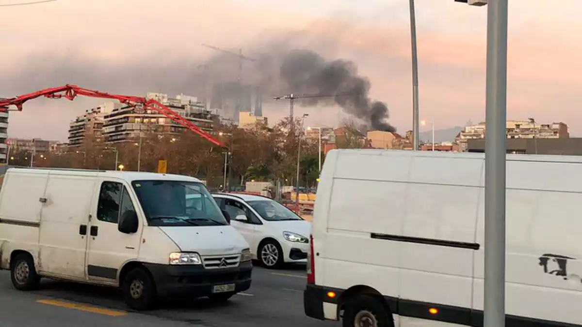 Imatge de la columna de fum que ha tingut lloc a Barcelona aquest dijous 19 de desembre