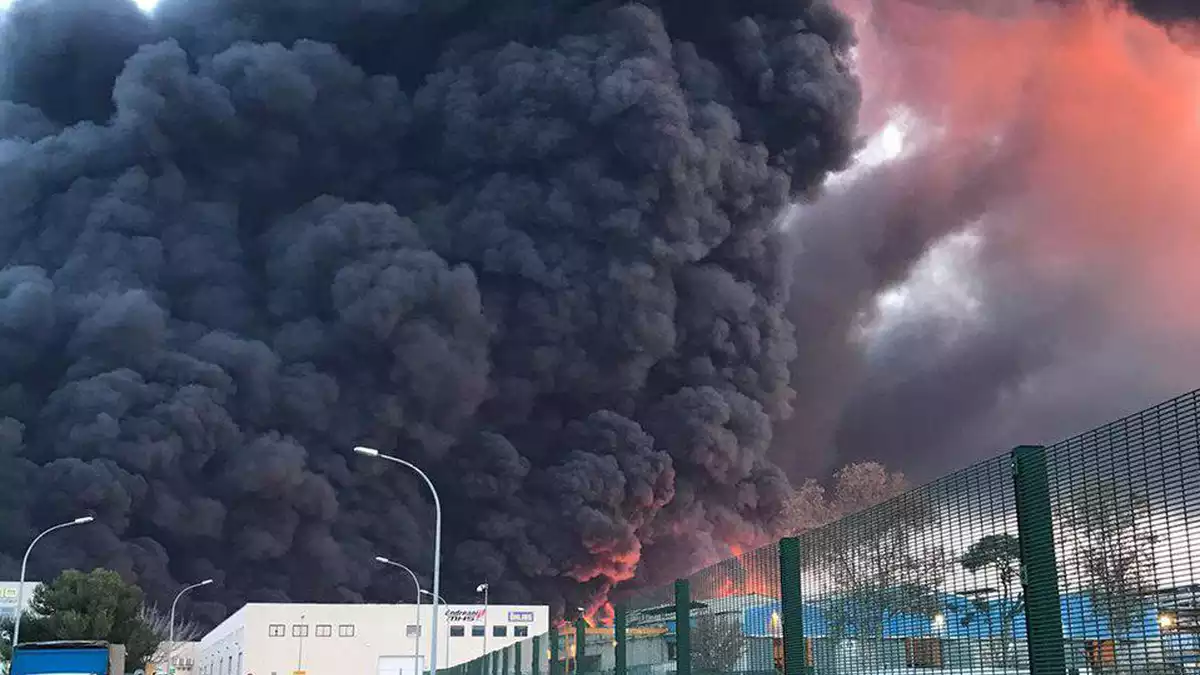 Columna de fum d'un Incendi en una empresa a Montornès del Vallès l'11 de desembre de 2019