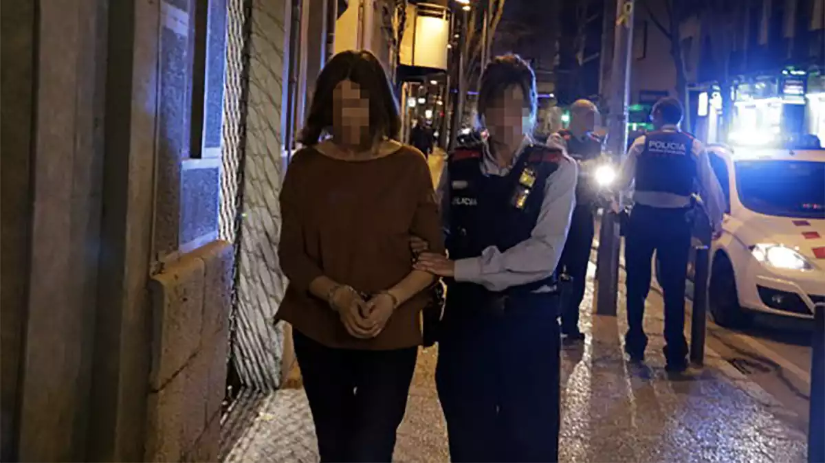 La mare que ha ofegat la seva filla a la banyera torna al pis de Girona, el 30 de desembre del 2019
