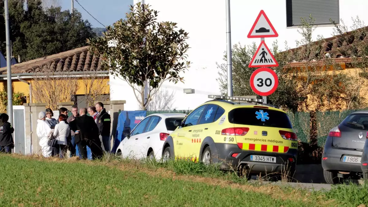 L'exterior de la casa de Girona on han trobat els cadàvers de les dues nenes de 5 i 6 anys