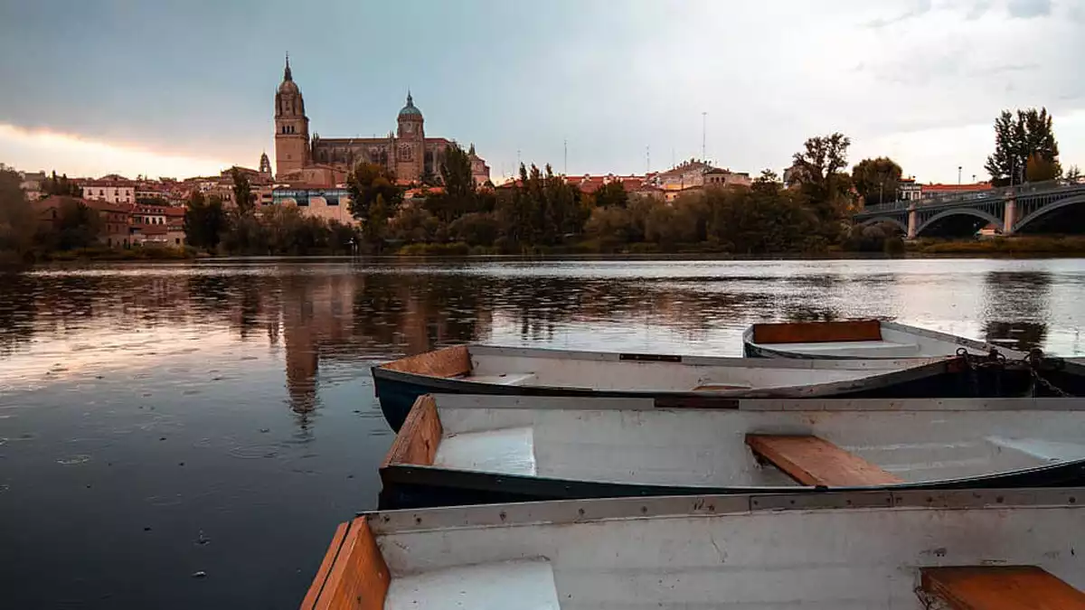 Imatge de la catedral de Salamanca des d'un llac amb barques