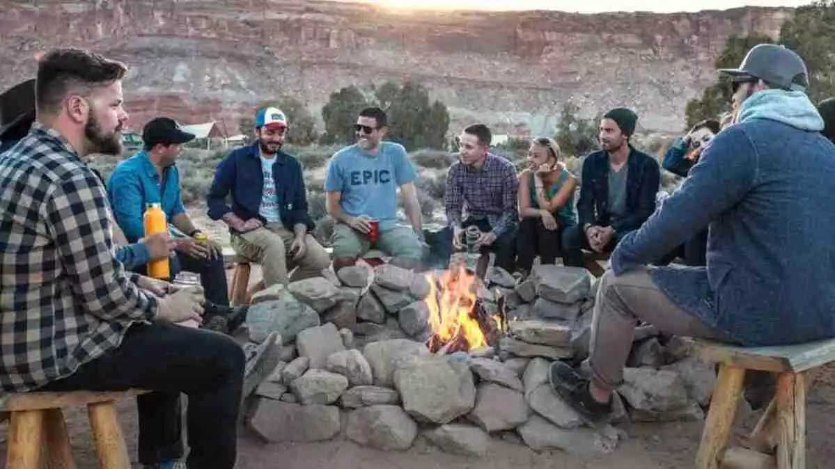 Grup d'amics i amigues al voltant d'una foguera