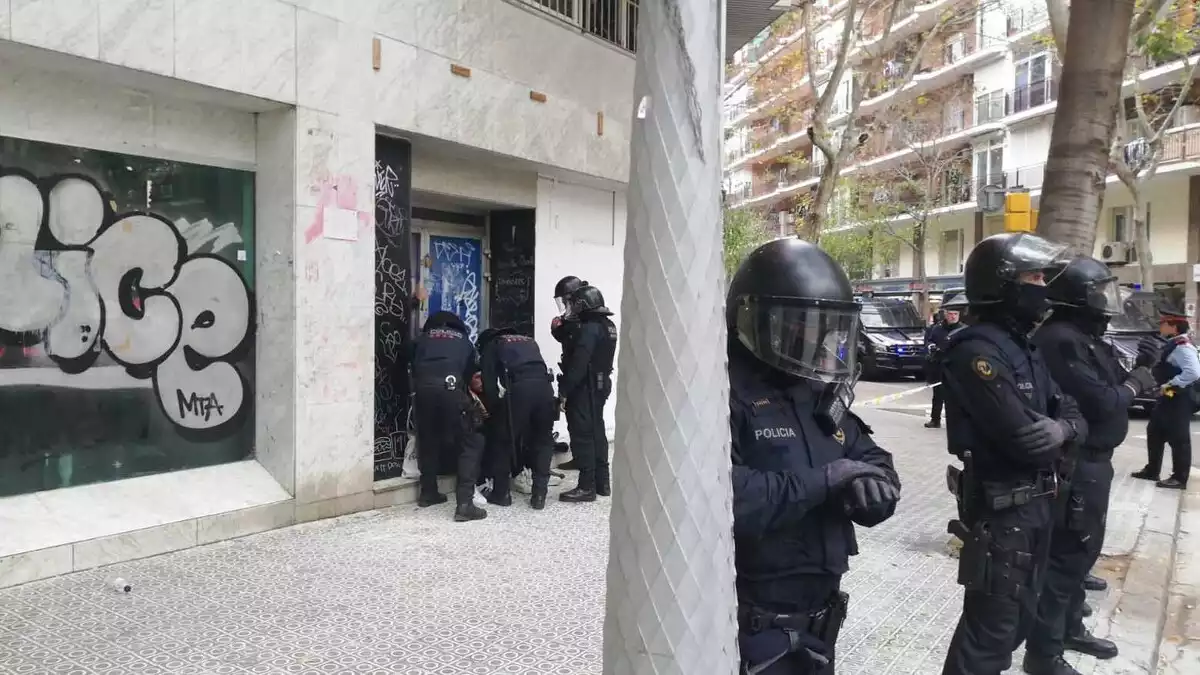 Un membre del sindicat d'habitatge detingut pels Mossos d'Esquadra durant un desnonament a Barcelona el 16 de desembre del 2019