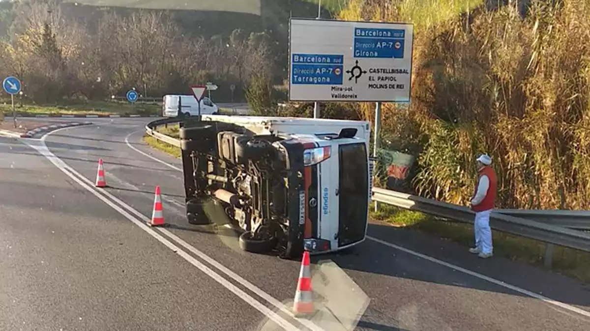 Imatge d'un vehicle accidentat a la C-1413a, a Sant Cugat del Vallès, el 24 de desembre de 2019