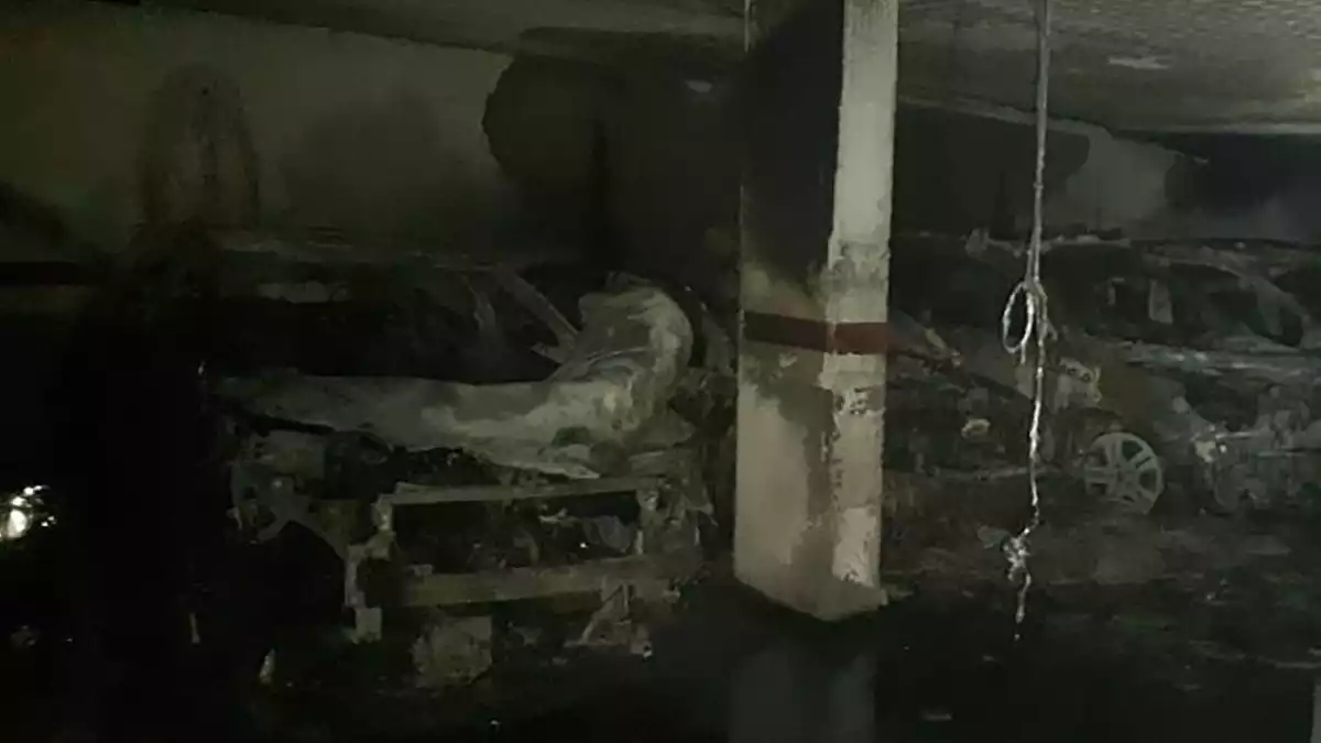 Vechicles afectats en l'incendi d'un pàrquing soterrat en un edifici de Mataró, el 24 de desembre de 2019