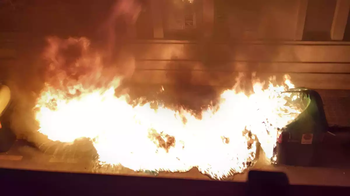 Cinc contenidors cremant-se a l'avinguda Onze de Setembre de Sabadell