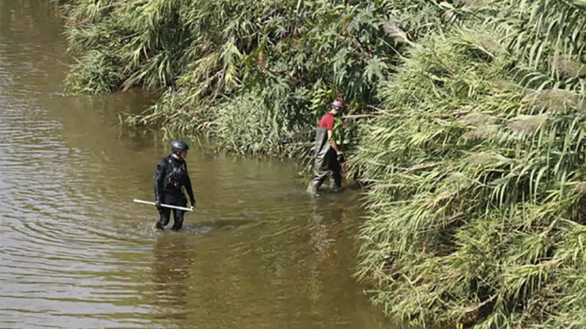 Dos membres del dispositiu de cerca del nadó llançat al riu Besòs, el 25 de setembre de 2019