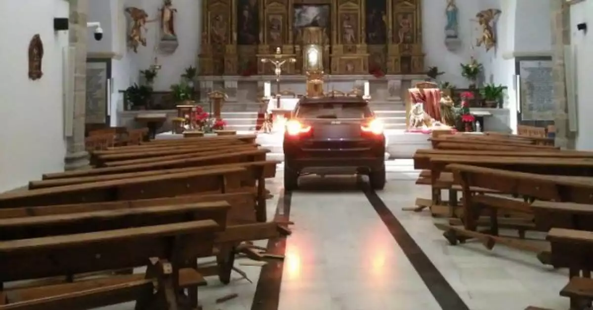 El cotxe del conductor «endimoniat» que ha entrar en una església de Toledo