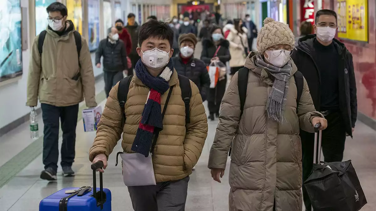 Ciutadans de Shangai amb mascareta per protecció contra el coronavirus, a l'estació de tren el 24 de gener del 2020
