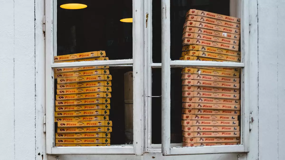 Finestra amb caixes de pizza