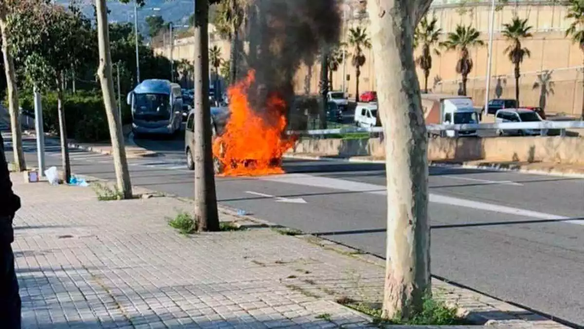 Furgoneta cremant-se a la sortida 7 de la ronda de Dalt a Barcelona