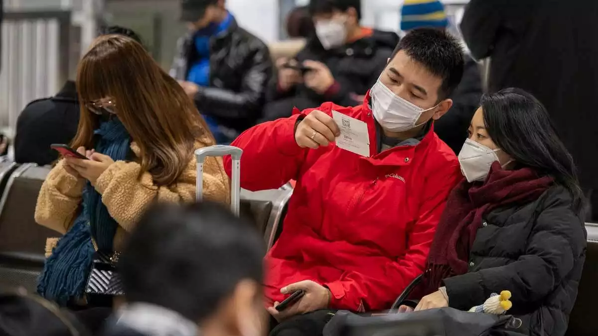 Gent a l'estació de Shangai protegint-se del cooronavirus amb mascaretes