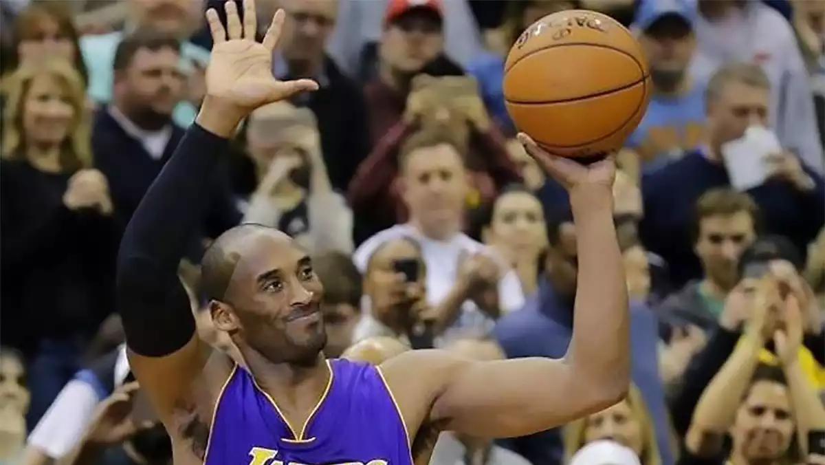 Kobe Bryant celebra una canasta amb la samarreta dels Lakers