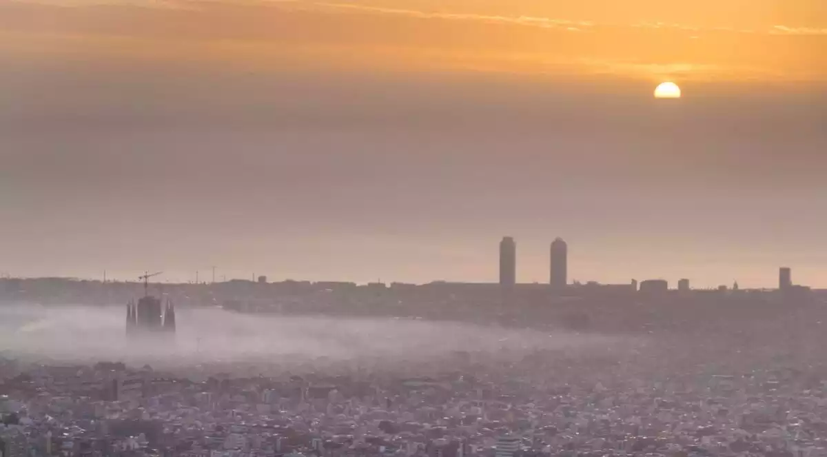 Contaminació sobre el pla de Barcelona