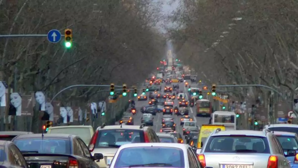 Imatge d'un dia de trànsit dens a Barcelona