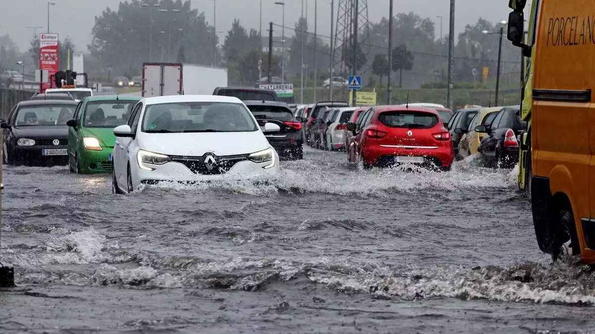 Imatge de diversos cotxes atrapats en unes inundacions