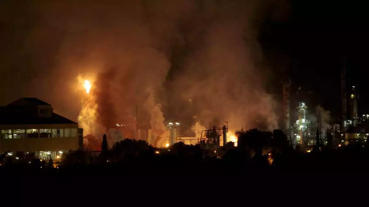Imatge de l'explosió d'aquesta tarda a la petroquímica de Tarragona