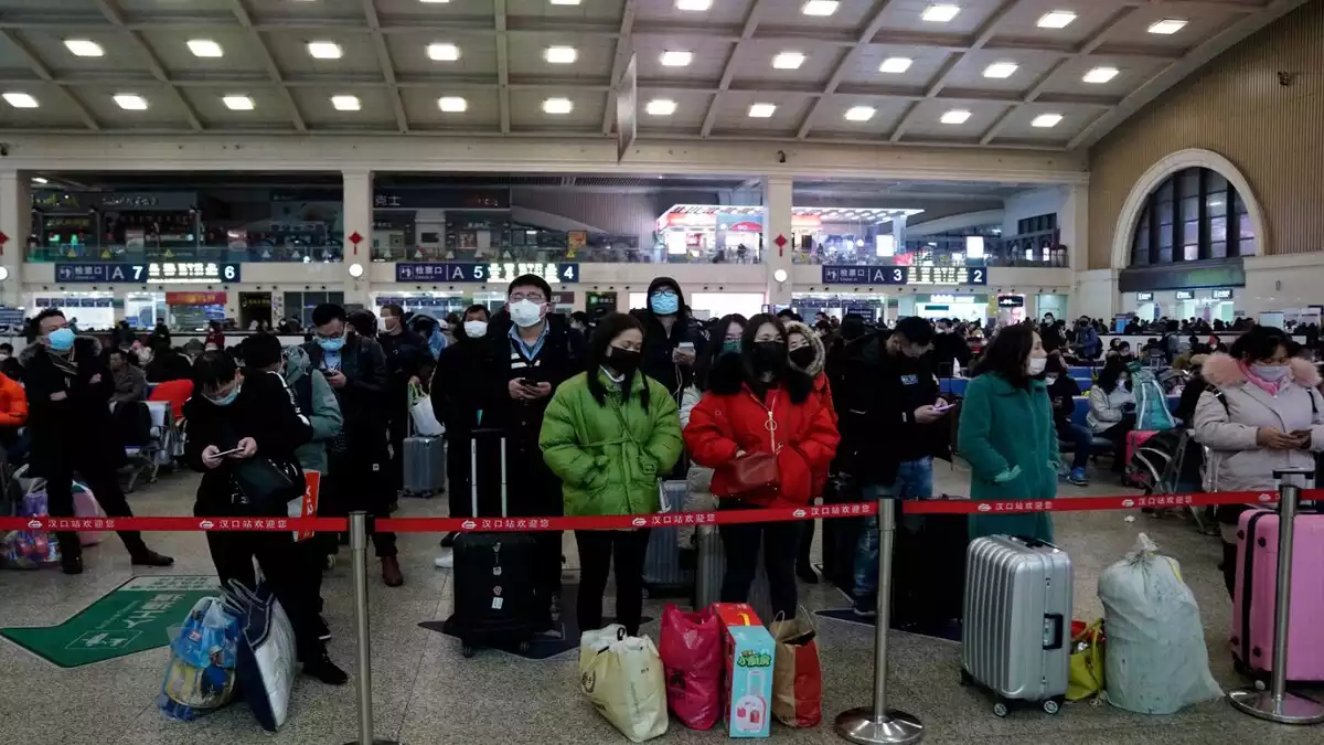 Ciutadans xinesos a l'eroport de Wuhan fugint del coronavirus el gener de 2020