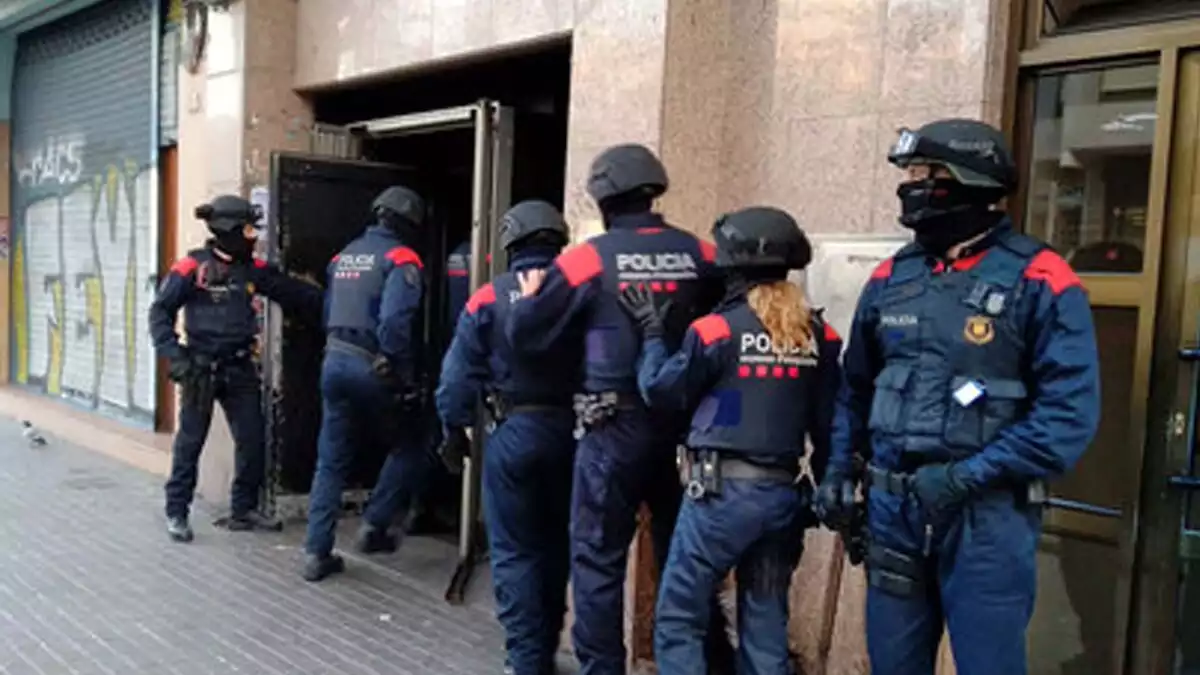 Mossos en un operatiu antidroga a l'Hospitalet de Llobregat el 18 de gener de 2019