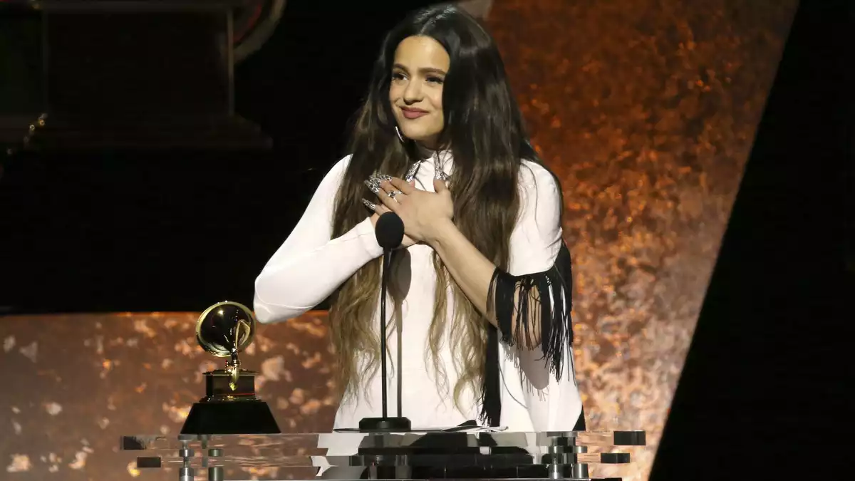 Rosalía emocionada després de guanyar un Grammy el 26 de gener de 2020
