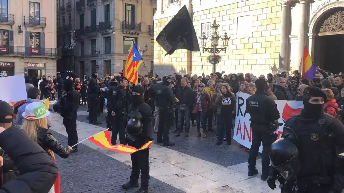 Manifestació d'antifeixistes responent a la concentració de VOX a Barcelona el 12 de gener del 2020