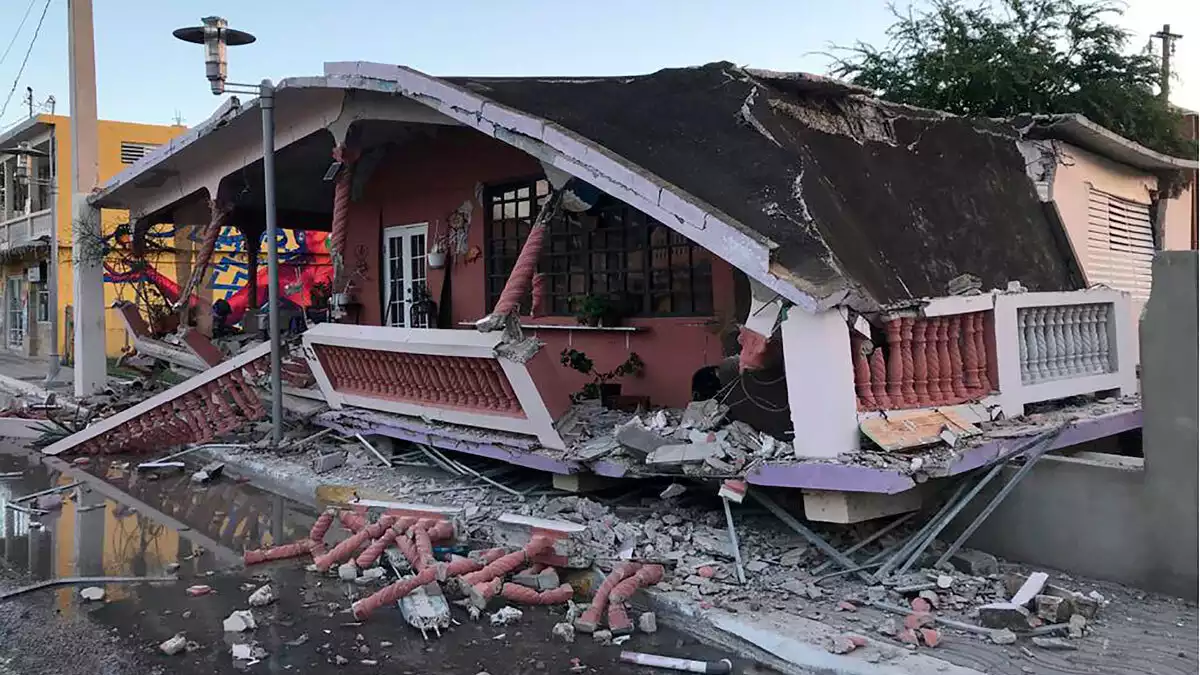 Imatge d'una casa enderrocada per un terratrèmol