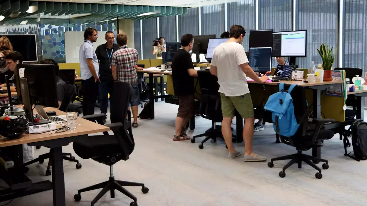 Imatge d'arxiu de diversos treballadors d'Amazon en una oficina de Barcelona