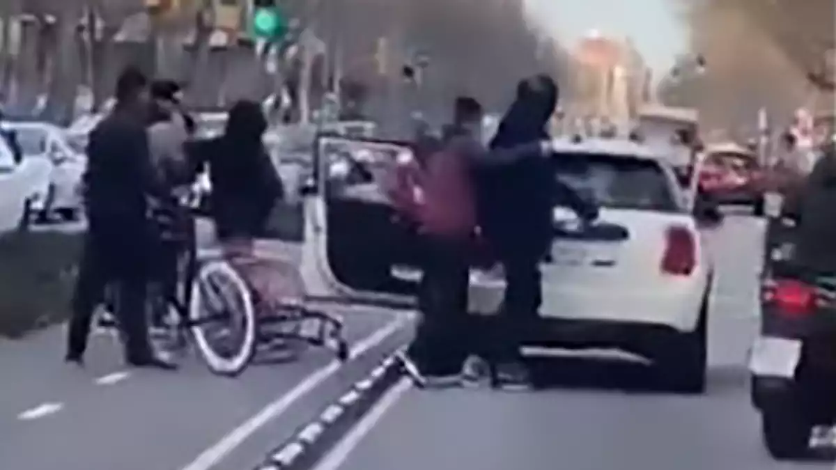Imatge de la baralla entre conductors a l'avinguda del Paral·lel a Barcelona, gener del 2020