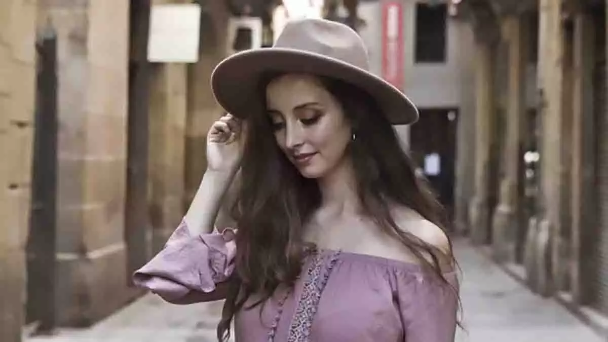 Chloe Phillips al videoclip del seu senzill