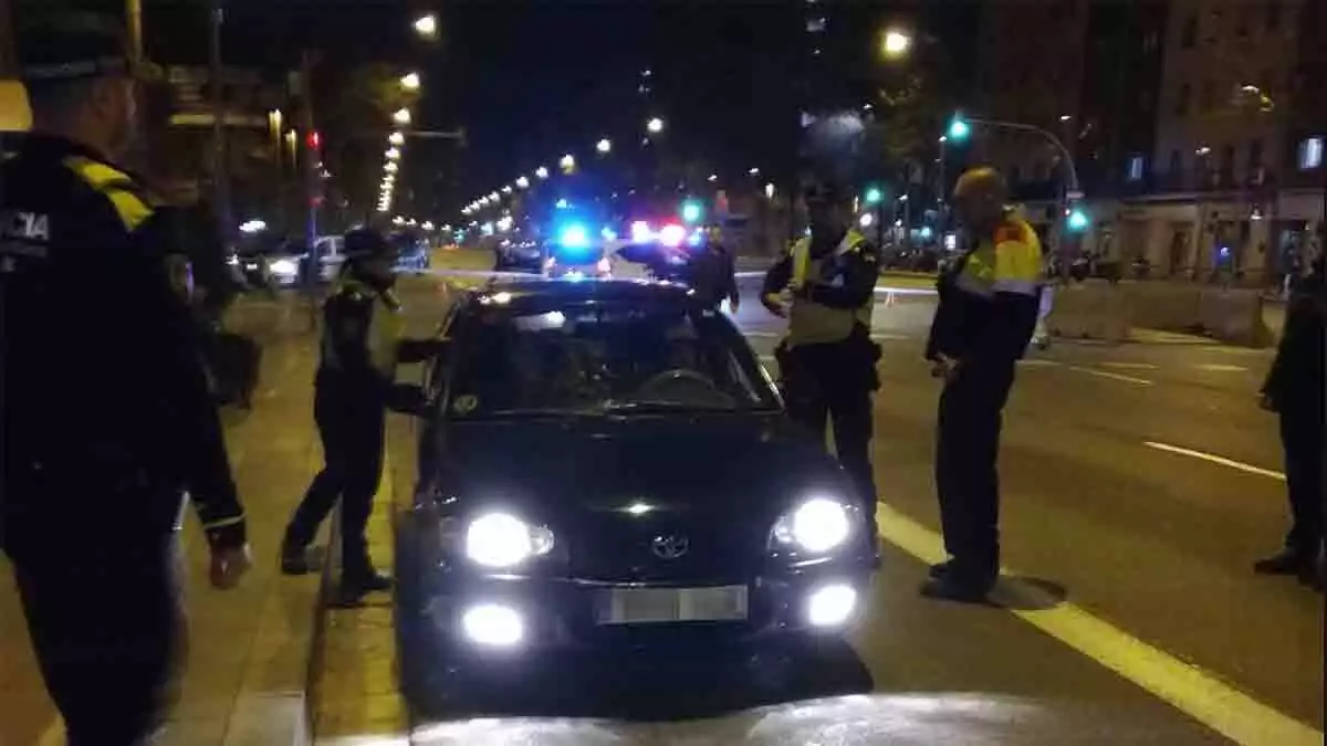 Guàrdia Urbana de Barcelona detenint el conductor que ha atropellat diversos manifestants durant el tall de la Meridiana, 24 de febrer del 2020