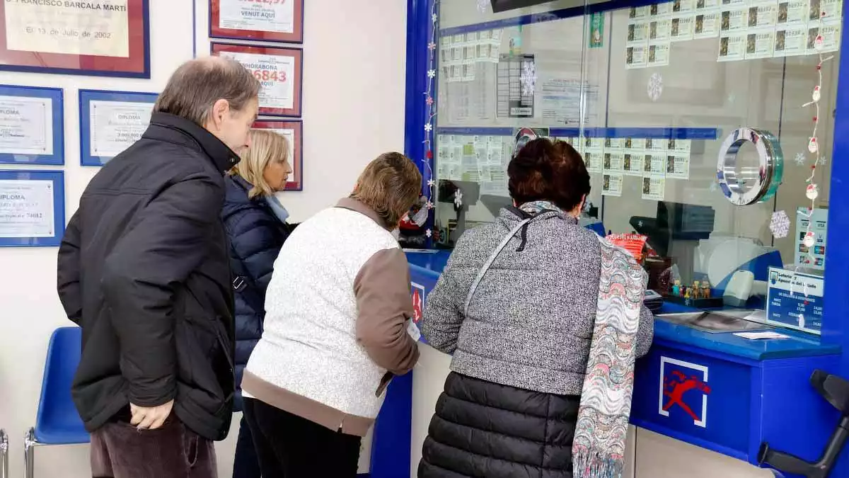 Gent fent cua a una administració de Loteria