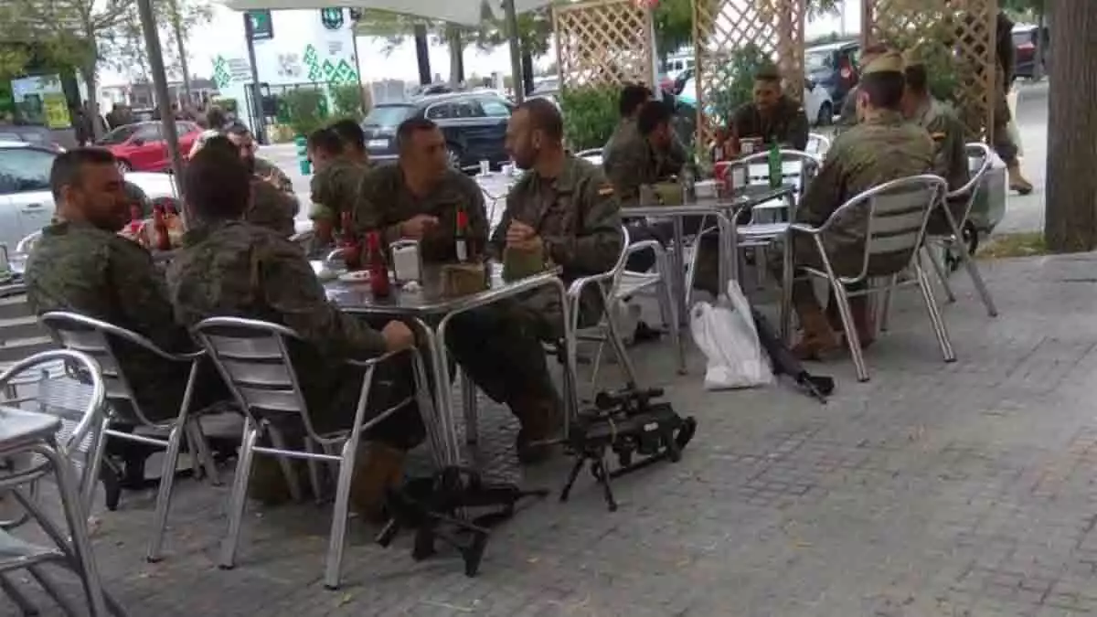 Grup de militars de l'Exèrcit espanyol, bebent alcohol en un bar de Vilafranca, el 28 de setembre del 2019