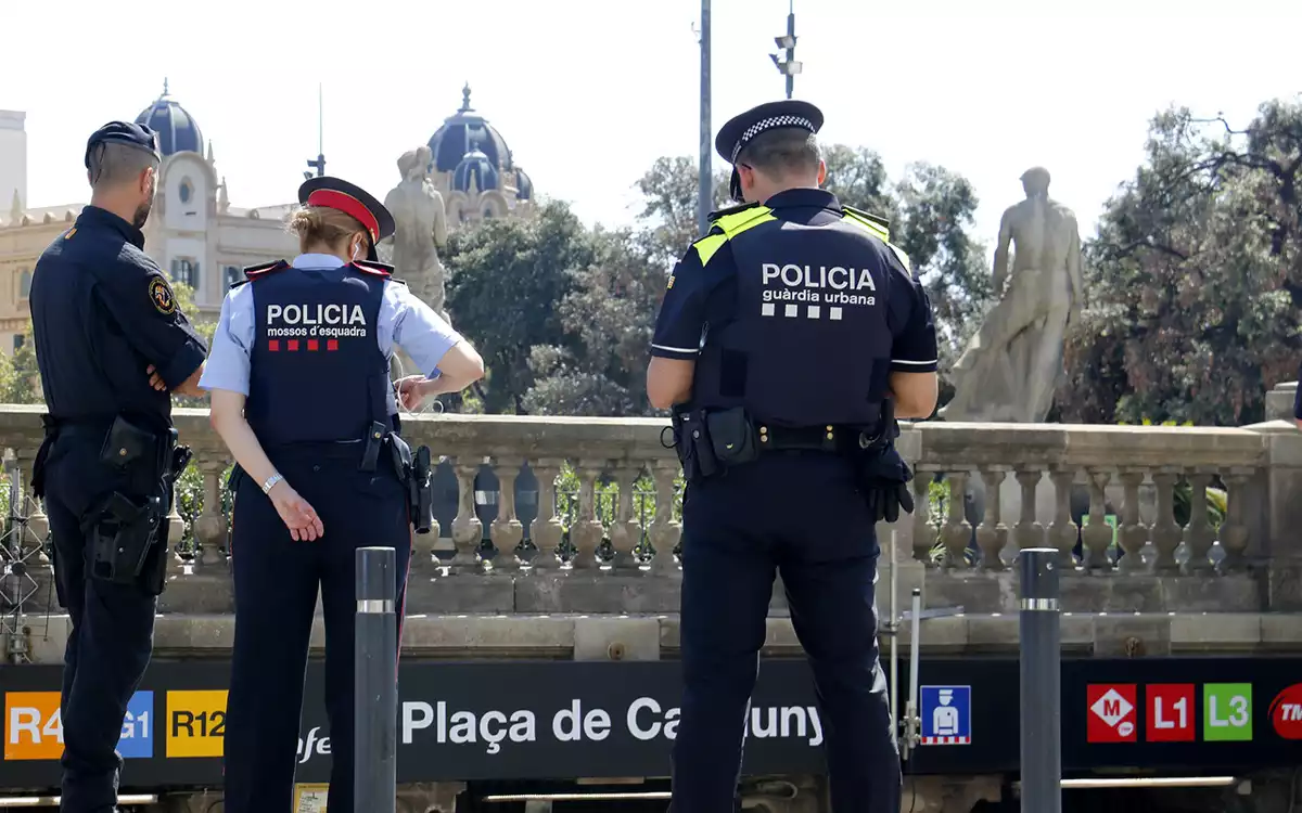 Agents de la Guàrdia Urbana i dels Mossos davant el metro de Plaça de Catalunya