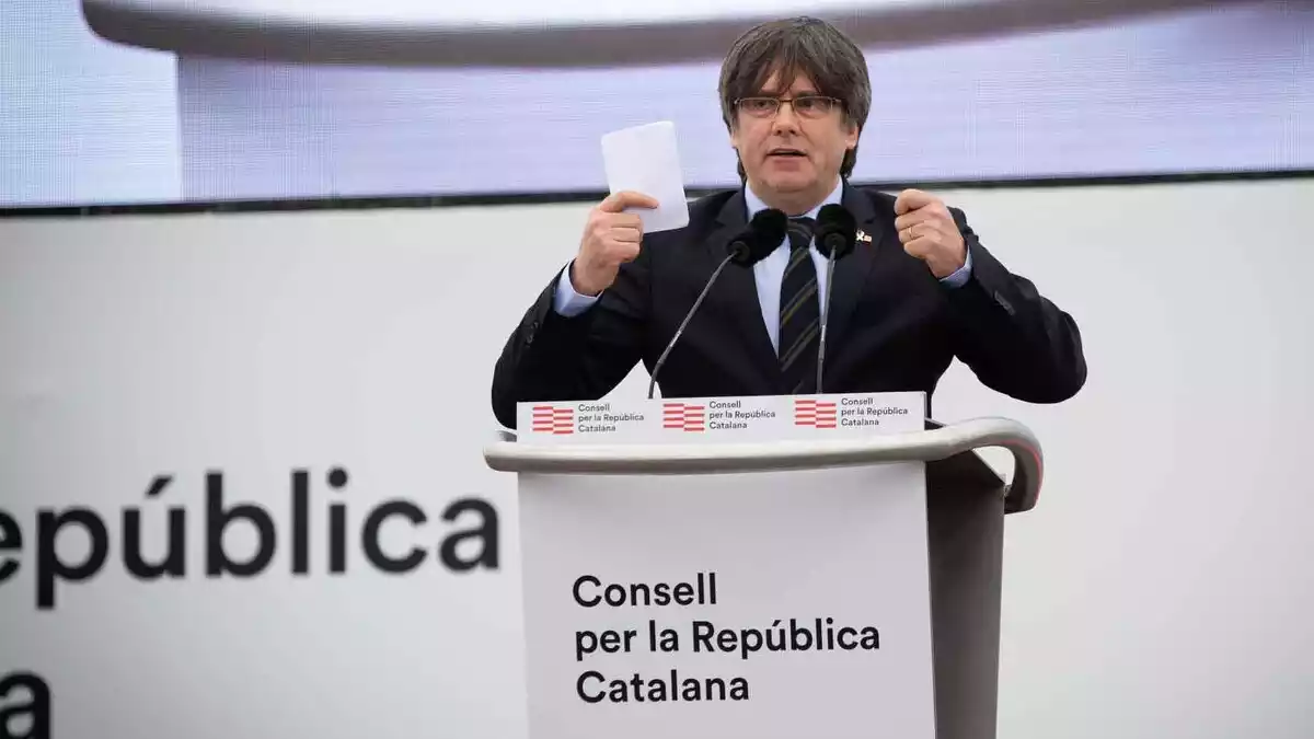 Carles Puigdemont a l'escenari del gran acte convocat a Perpinyà el 29 de febrer de 2020