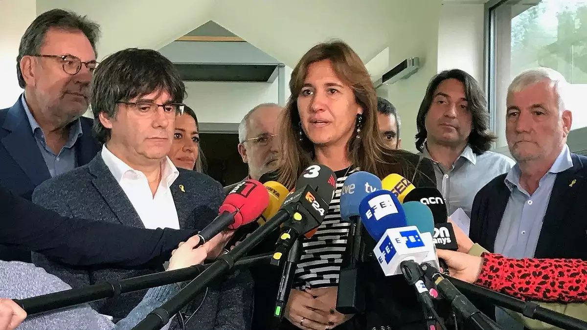 Puigdemont, Laura Borràs i Francesc de Dalmases atenen els mitjans el 3 de novembre de 2019.