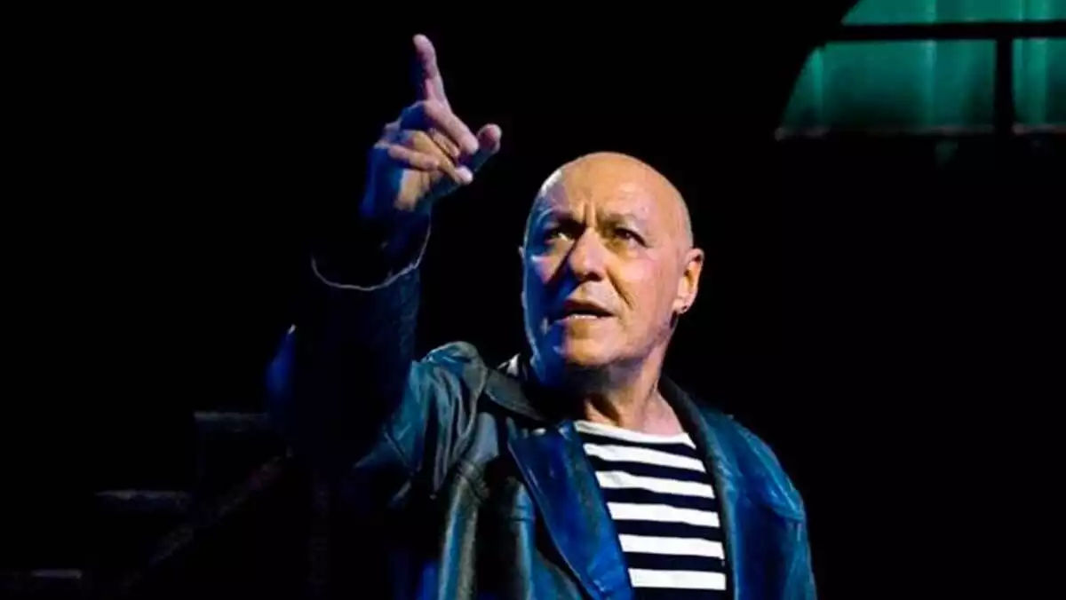 Jordi Martínez assenyalant amunt durant una obra de teatre