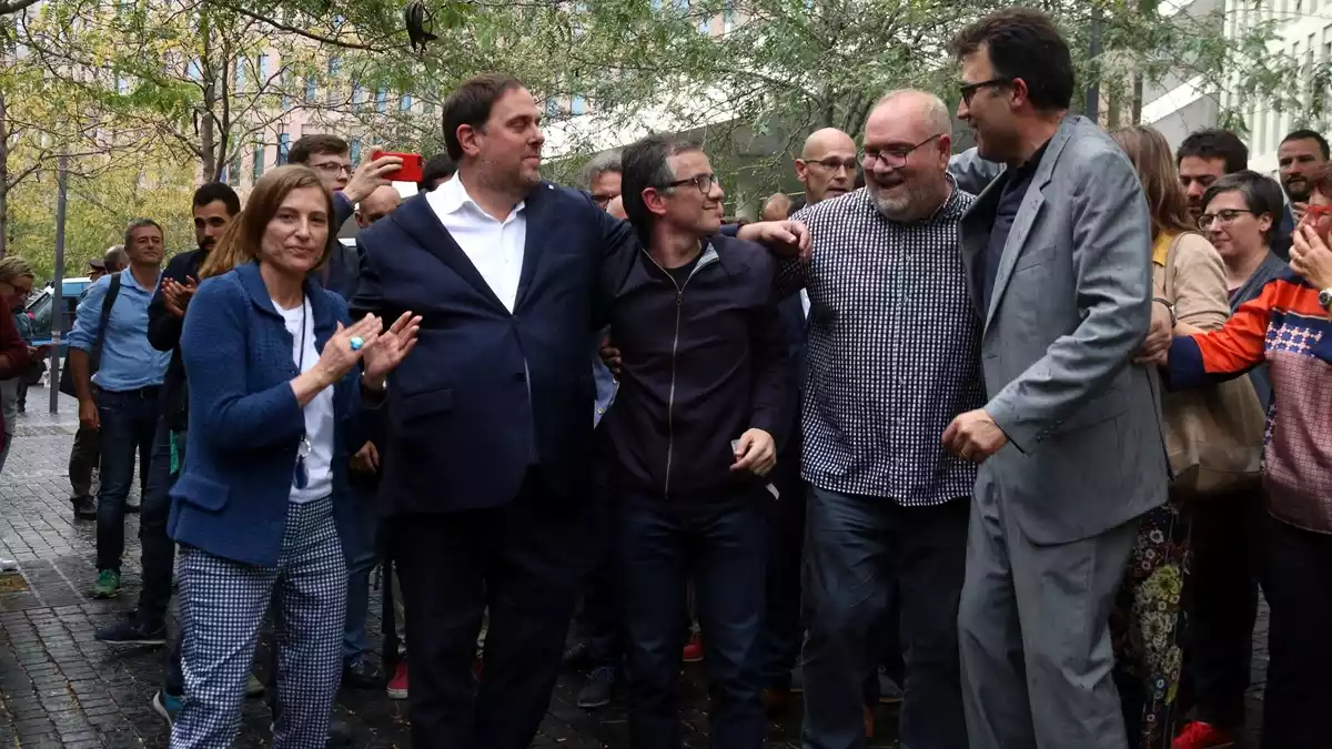Carme Forcadell, Oriol Junqueras, Josep Maria Jové, Josuè Sallent i Lluís Salvadó, a la sortida de la detenció dels tres darrers, el 22 de setembre de 2017.